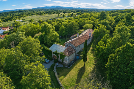 Karst – Exceptional Stone Estate with a Traditional Courtyard Surrounded by Nature